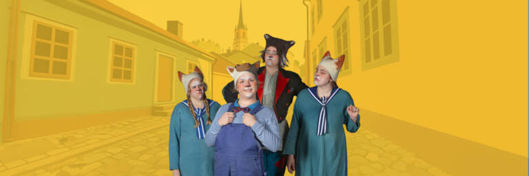 Pekka Töpöhäntä ja kolme muuta kissaksi pukeutunutta näyttelijää poseeraavat kadulla.