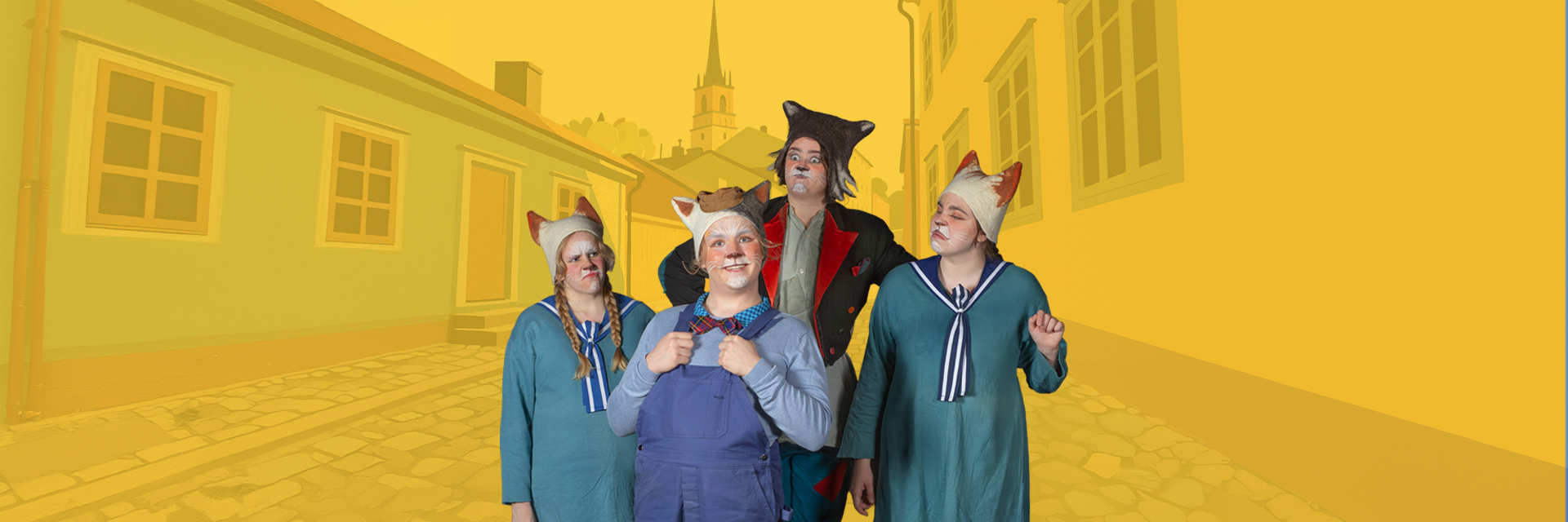 Pekka Töpöhäntä ja kolme muuta kissaksi pukeutunutta näyttelijää poseeraavat kadulla.