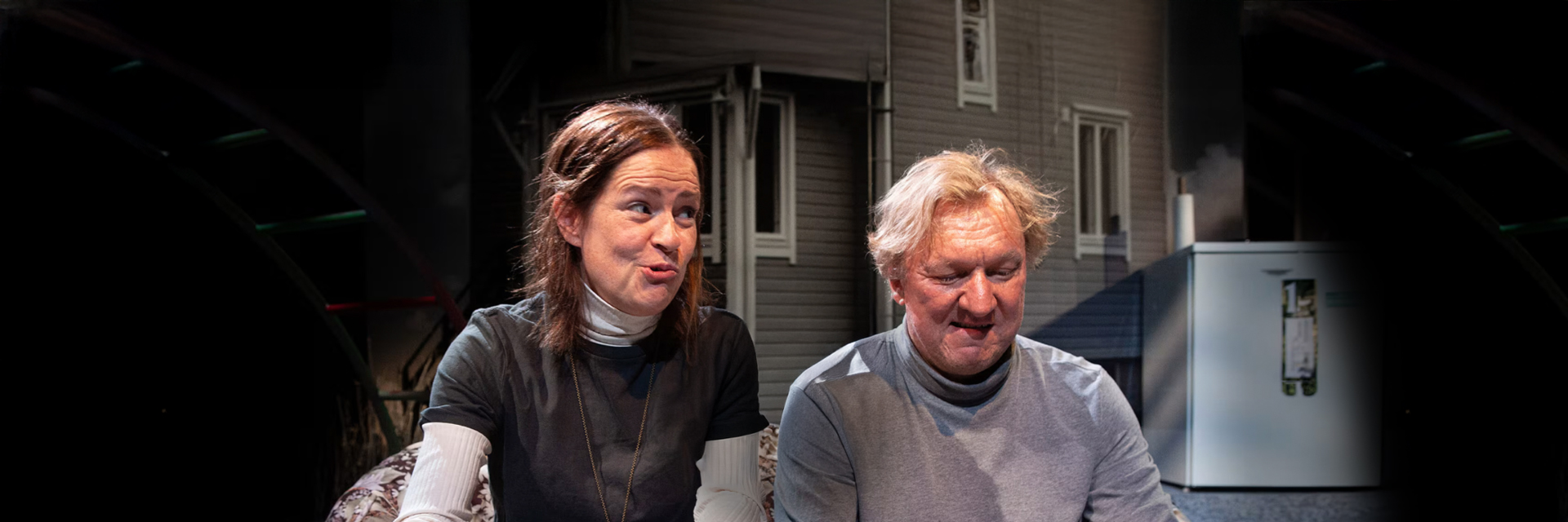 Nainen ja mies juttelevat ja naureskelevat roolihahmoissaan.